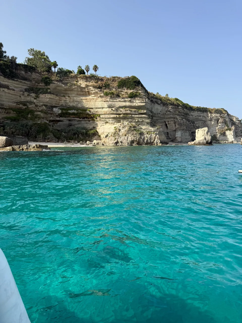 Türkisblaues Meer und Felsenküste der Costa degli Dei vom Boot aus
