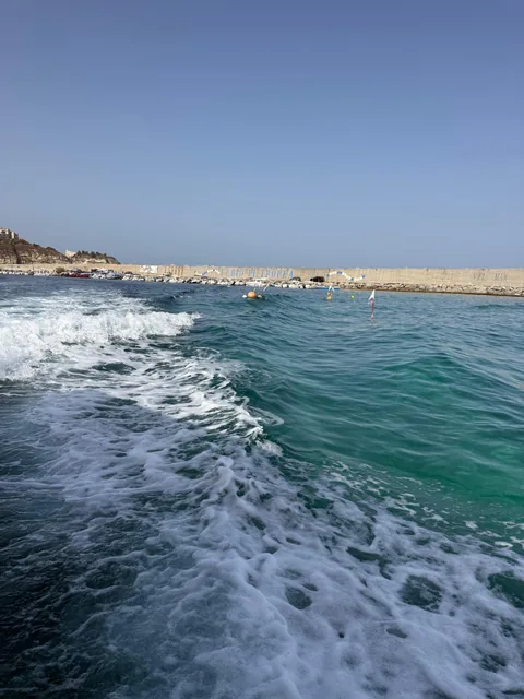 Blick vom fahrenden Boot auf das Meer und die Küste