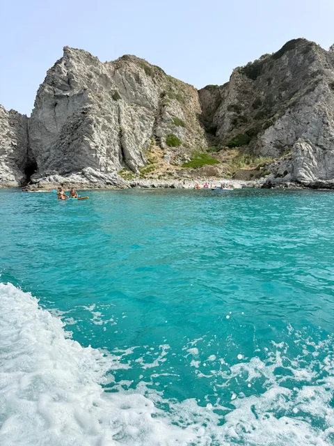 Felsenbucht mit türkisfarbenem Wasser entlang der Costa degli Dei