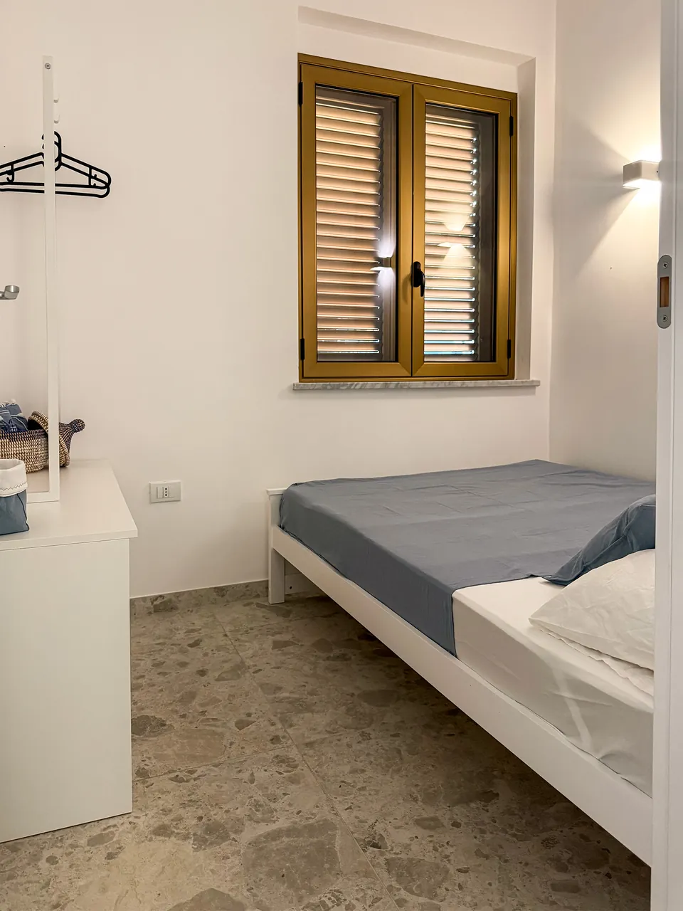 Kleines zweites Schlafzimmer der Casa Tramonto mit Bett und Fenster