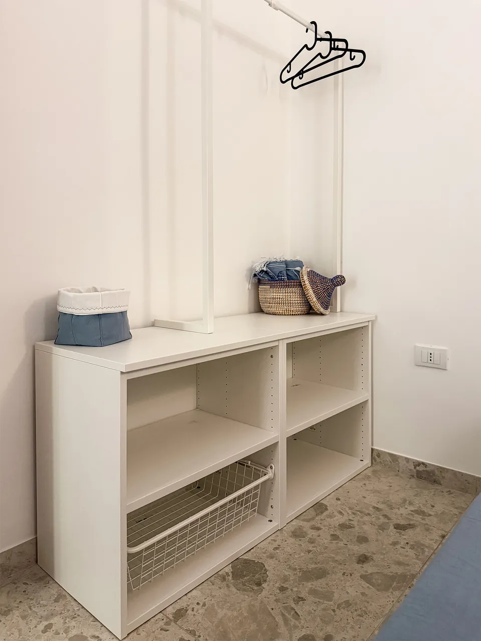 Offenes weißes Regal und Kleiderhaken im zweiten Schlafzimmer
