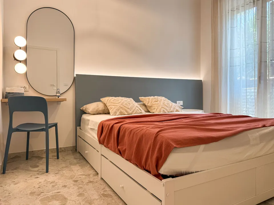 Schlafzimmer 1 der Casa Tramonto mit Doppelbett und Frisiertisch