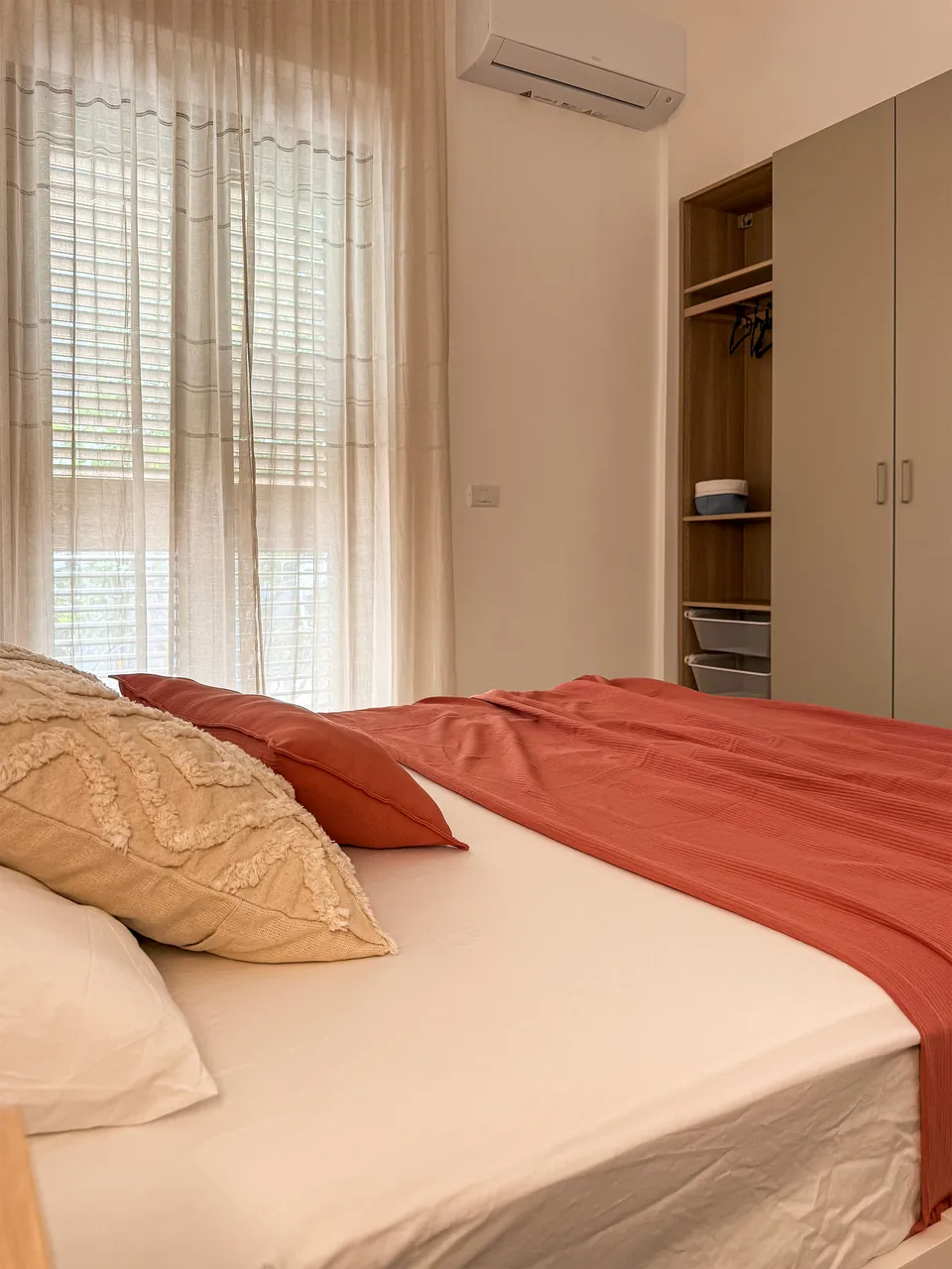 Doppelbett, Fenster und Kleiderschrank im Schlafzimmer der Casa Tramonto