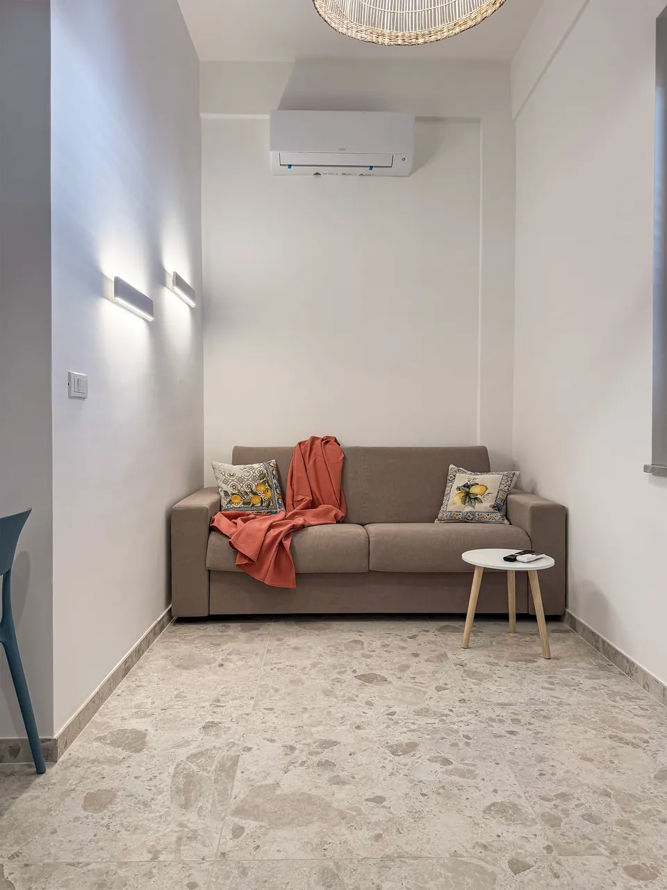 Wohnbereich der Casa Tramonto mit Sofa, Beistelltisch und Klimaanlage