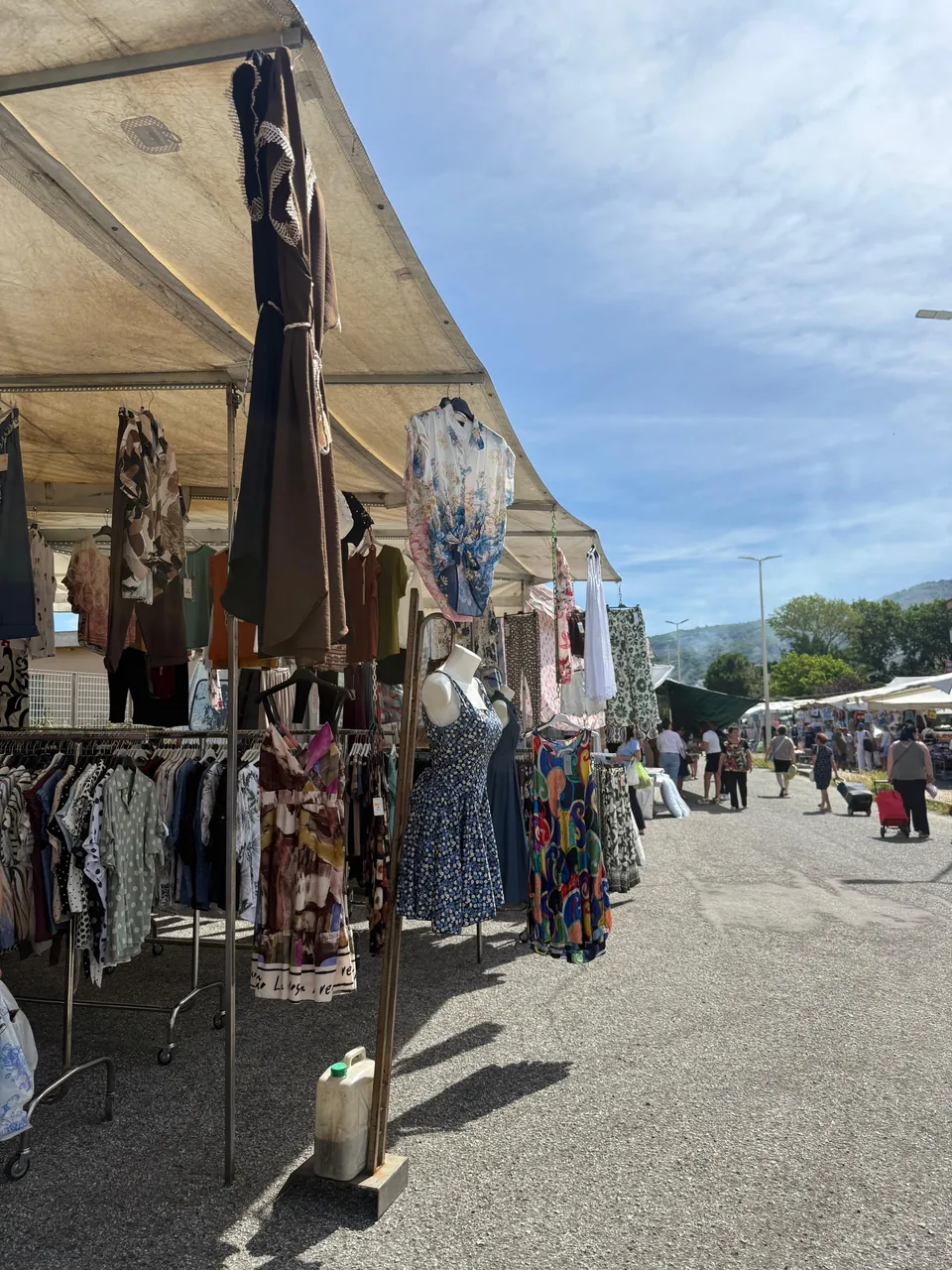 Kleidungsstände und Marktgasse auf dem Mercato in Vibo Marina