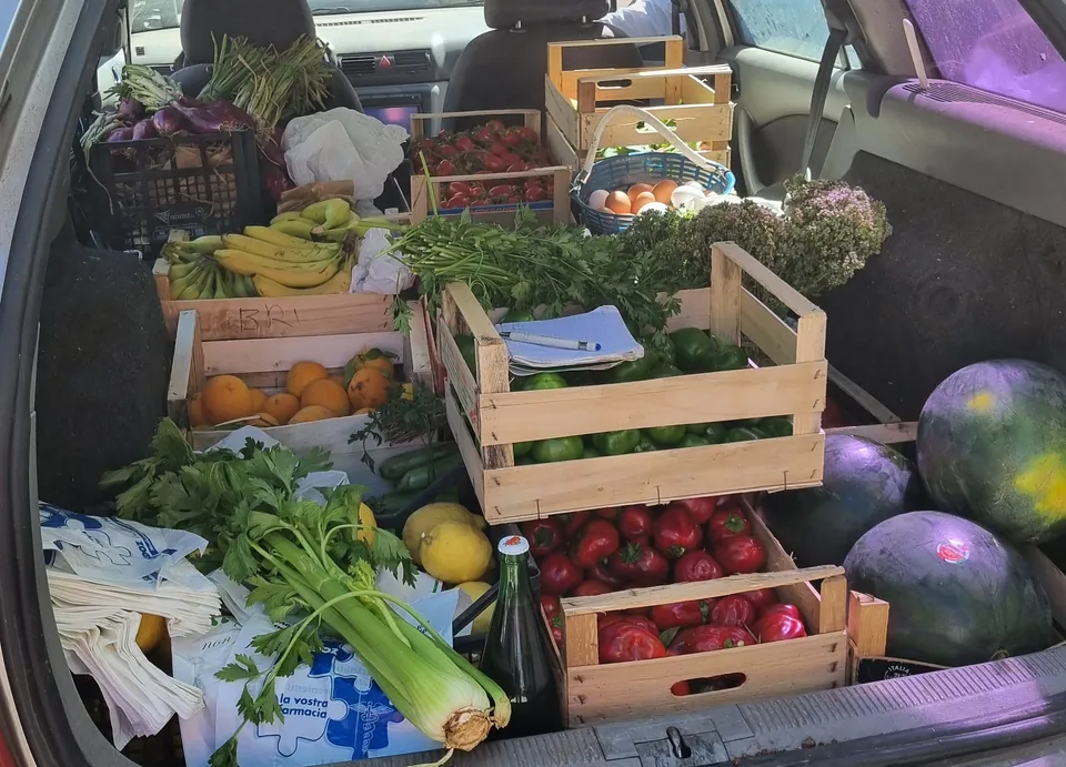 Frisches Obst, Gemüse und Kräuter direkt aus dem Kofferraum in Vibo Marina