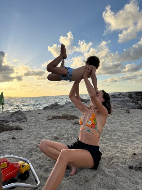Ein gemeinsamer Moment am Strand im warmen Abendlicht