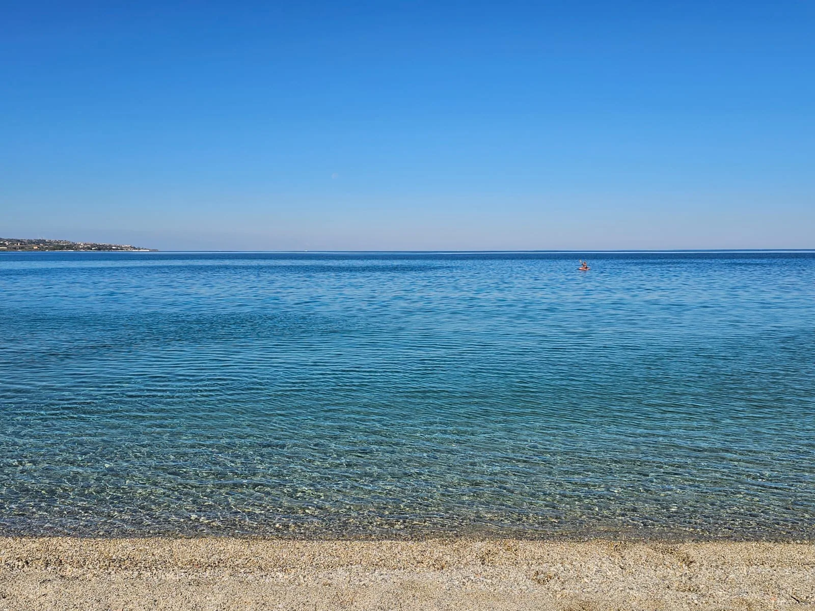 Blick vom freien Strand auf das klare blaue Meer vor Vibo Marina