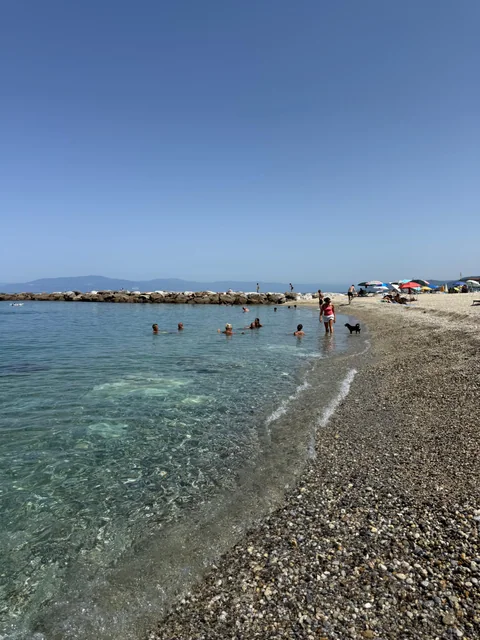 Badegäste im ruhigen Wasser der Bucht von Vibo Marina