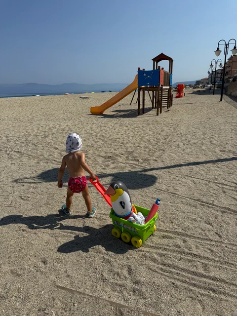 Sand und ein Spielplatz entlang des Strandes in Vibo Marina