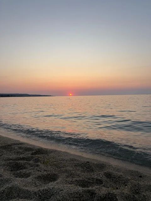 Die Sonne geht über dem ruhigen Meer vor Vibo Marina unter