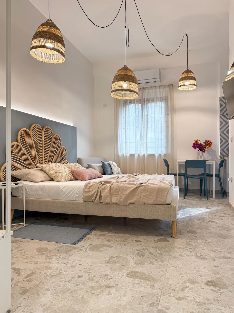 Studio Alba mit Doppelbett, Rattanleuchten und maritimen Details