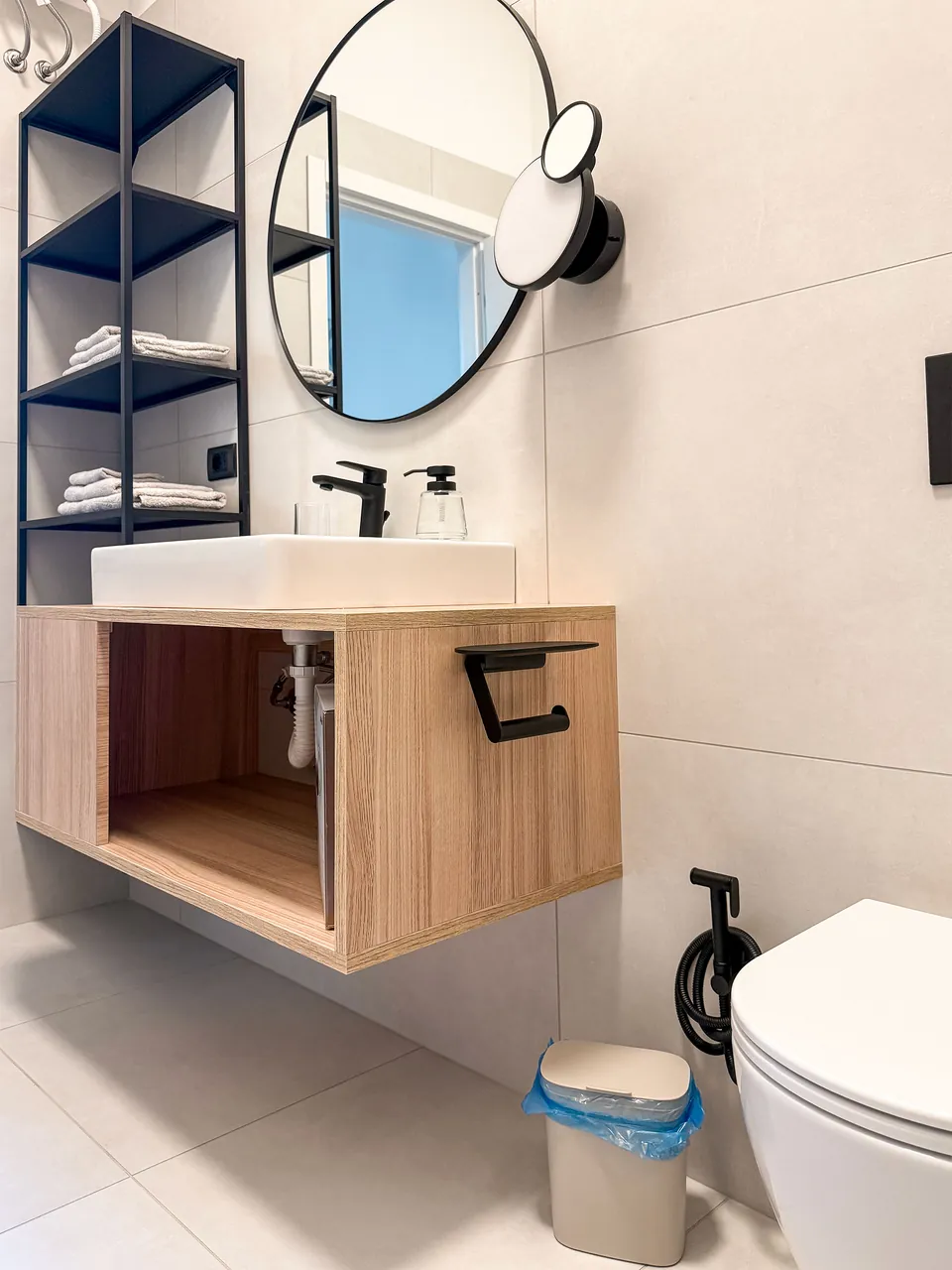 Waschtisch, Spiegel und WC im Badezimmer des Studio Alba