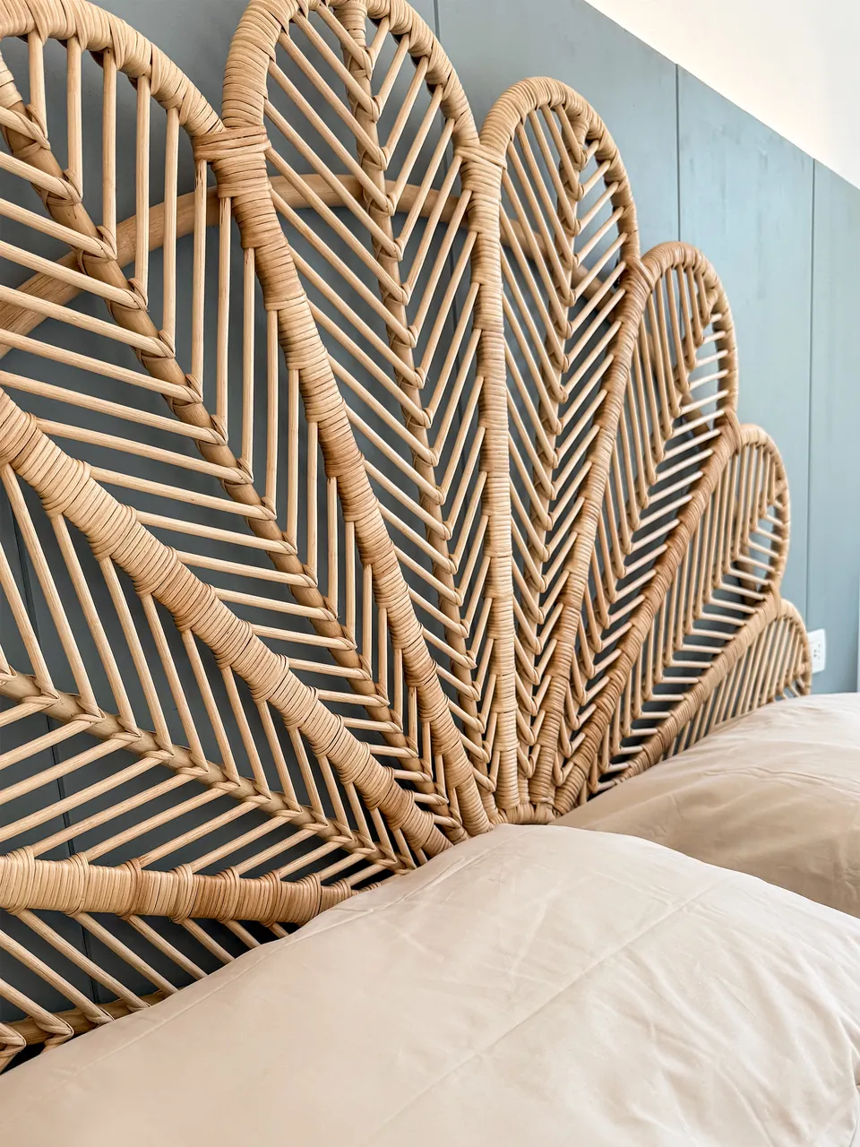 Rattan-Kopfteil und maritime Farben im CasaGiù Studio Alba in Vibo Marina, Kalabrien
