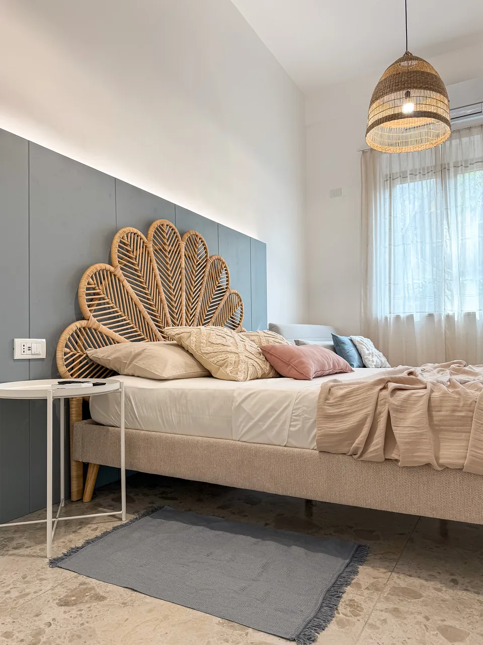Doppelbett und heller Wohnbereich im Studio Alba von CasaGiù